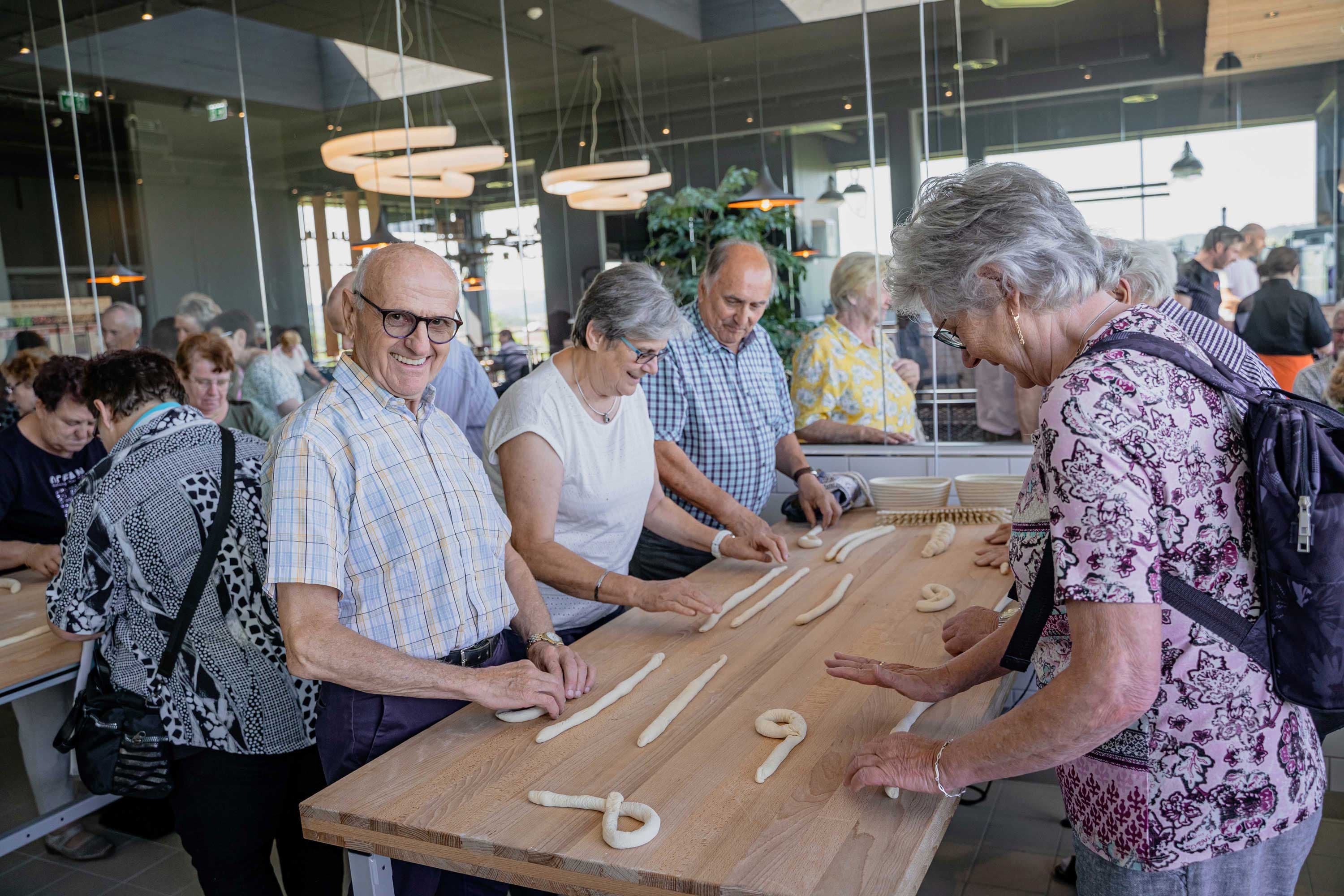 Senioren beim Backworkshop